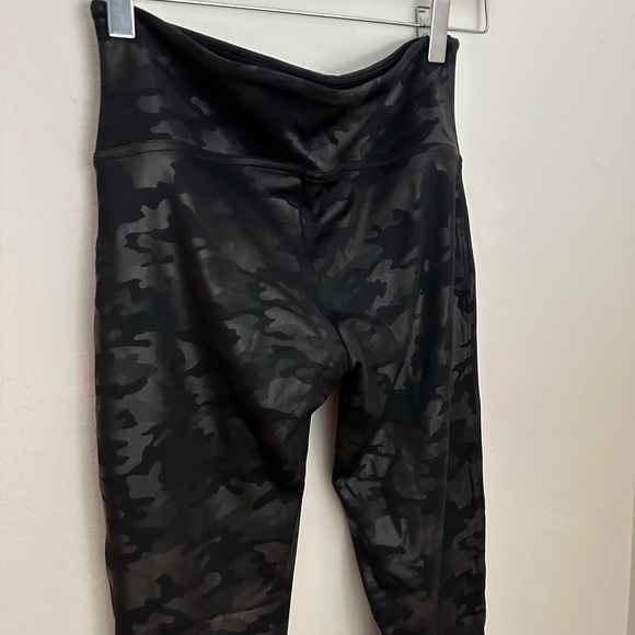 SPANX camo leggings black medium - Picture 6 of 8